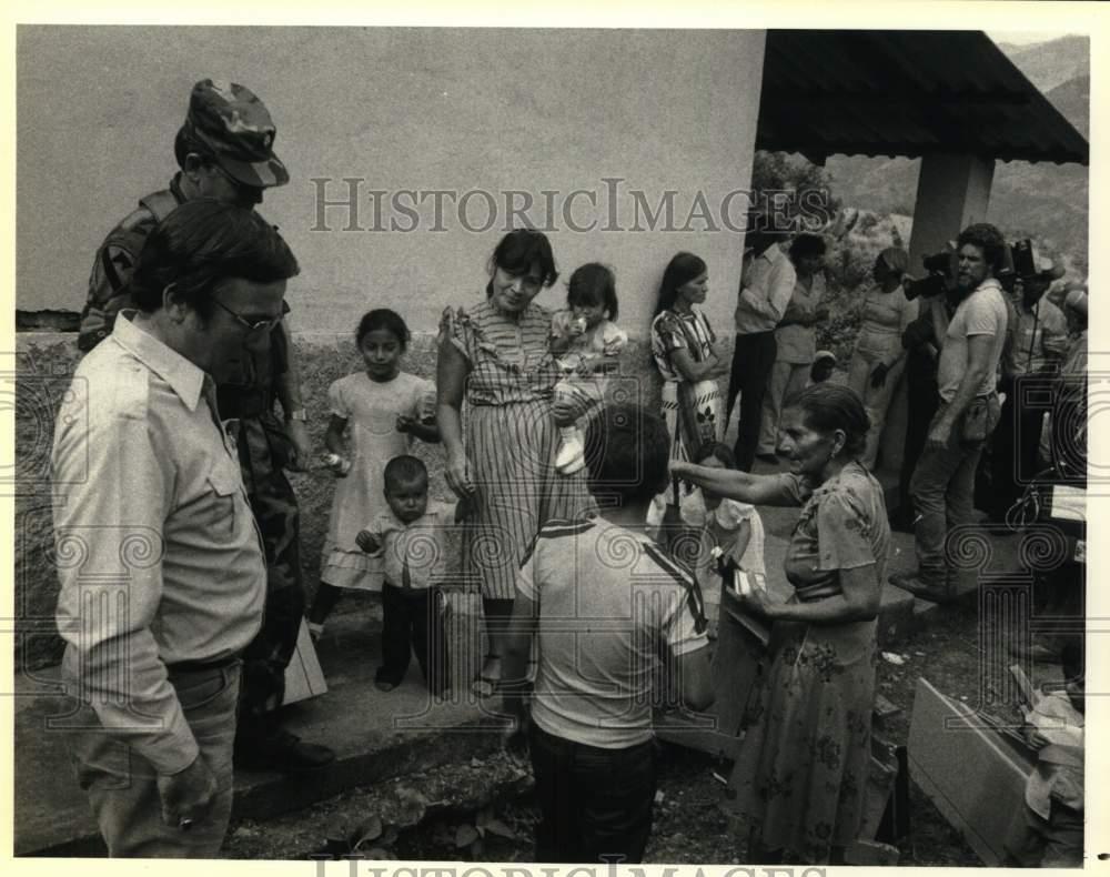 1984 Press Photo Lloyd Dobyns chats with Honduran campesinos on \