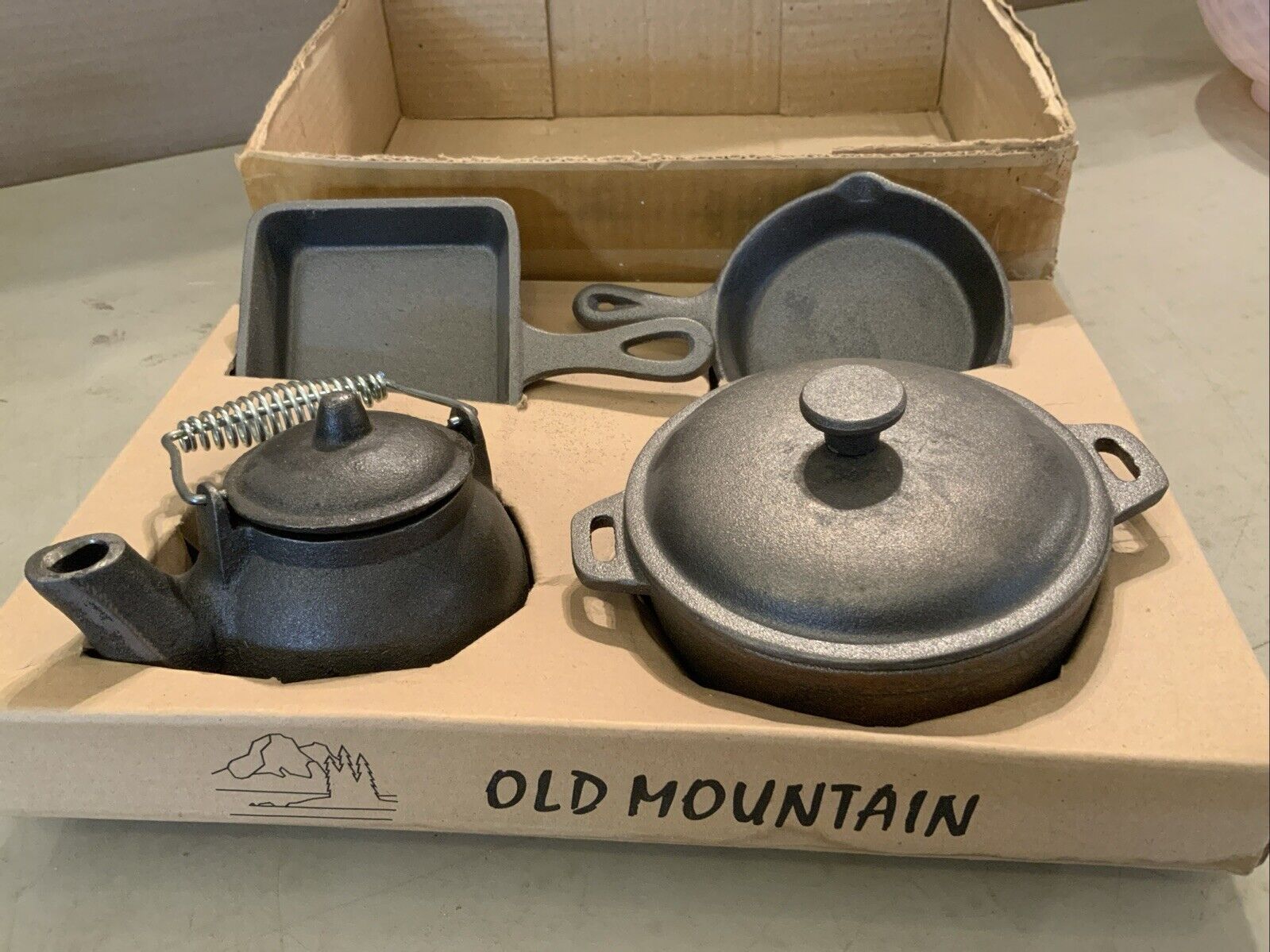 NEW IN BOX OLD MOUNTAIN CAST IRON CHILDS SET DUTCH OVEN SKILLET TEA POT