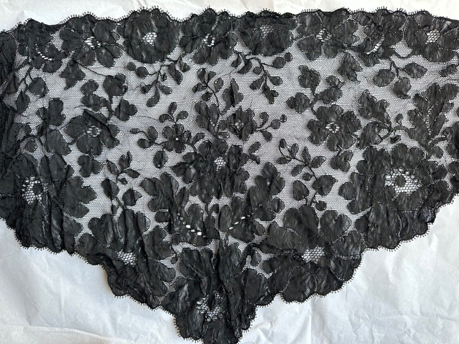 Superb Antique Victorian handmade CHANTILLY LACE SHAWL 136cm by 40cm