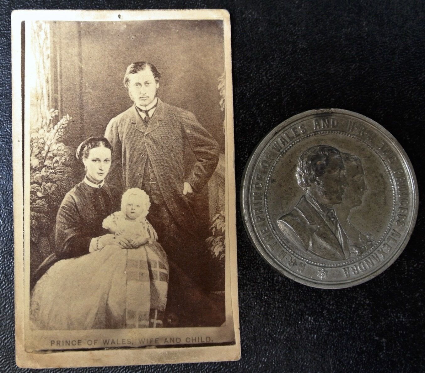 1863 PRINCE OF WALES & ALEXANDRA Marriage Medal & Photo Image of Family