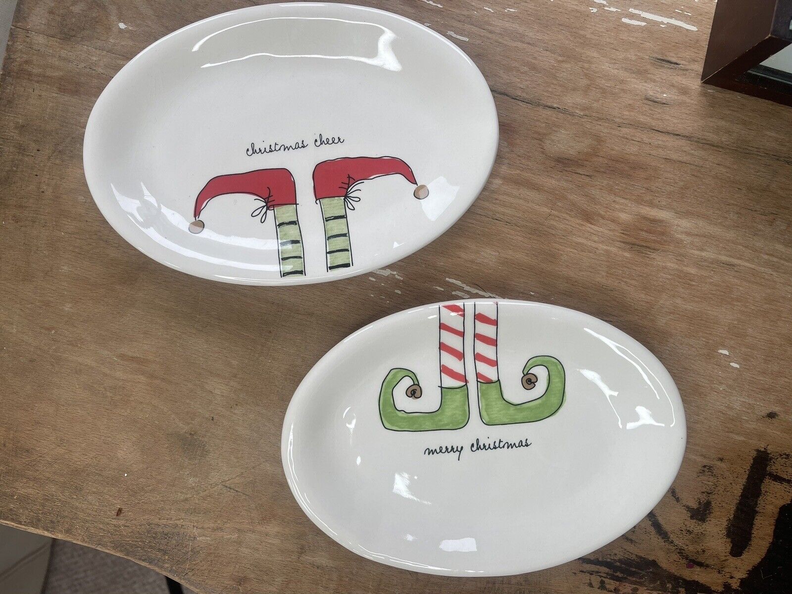 2 RAE DUNN Green Red ELF SHOES Feet Gloss Ceramic  Oval Plates 7x5”