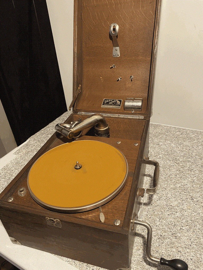 Vintage Victor Victrola VV-50 Portable Briefcase Phonograph - works, nice