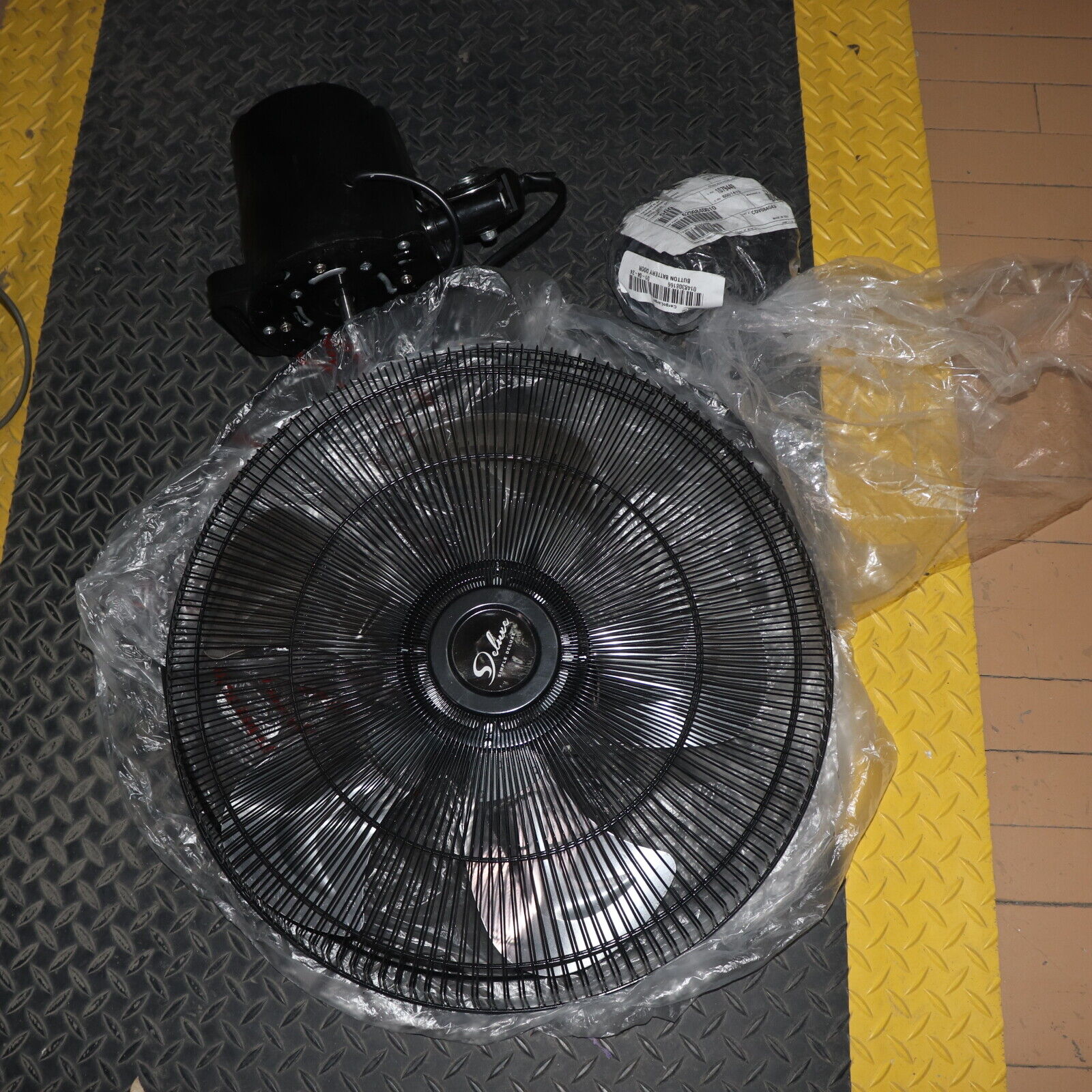 Deluxe 5-Speed Settings 90Â° Oscillation Wall Mount Fan Set Black