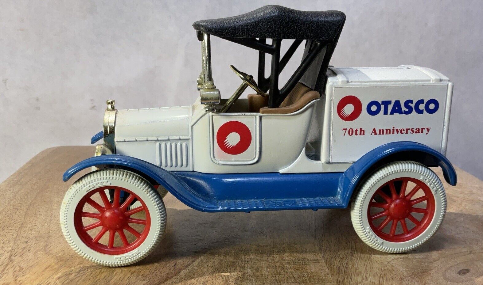 Vintage ERTL Replica 1918 Ford Model T Runabout Car Coin Bank- 1968-KEY