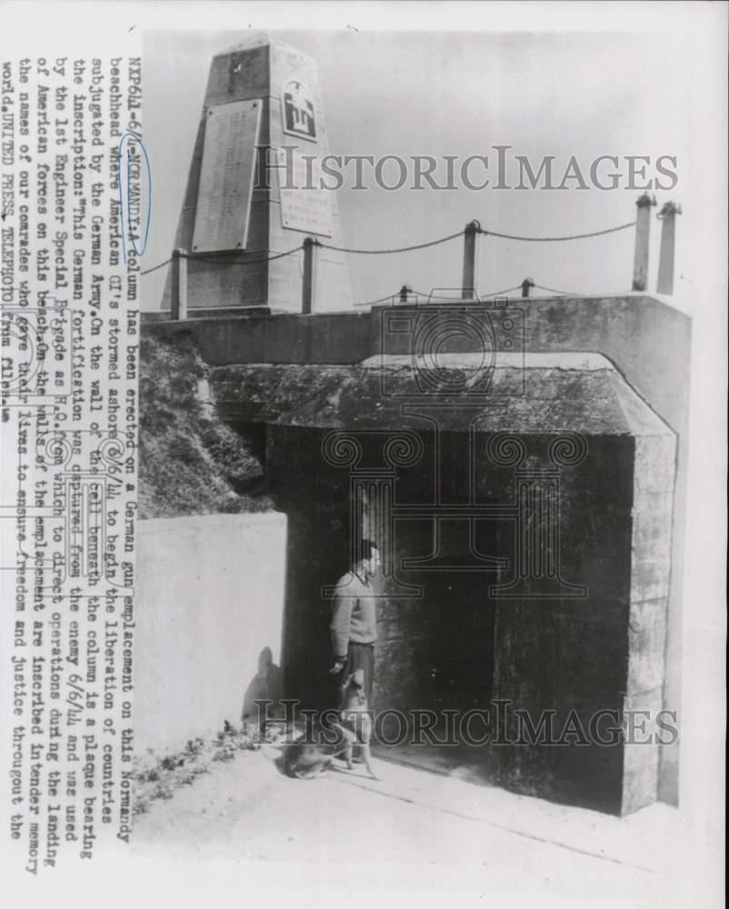 1944 Press Photo Memorial on a German gun emplacement on the Normandy beachhead