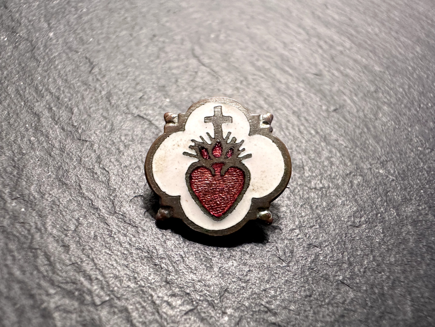 VINTAGE SILVER TONE SACRED HEART PIN D65
