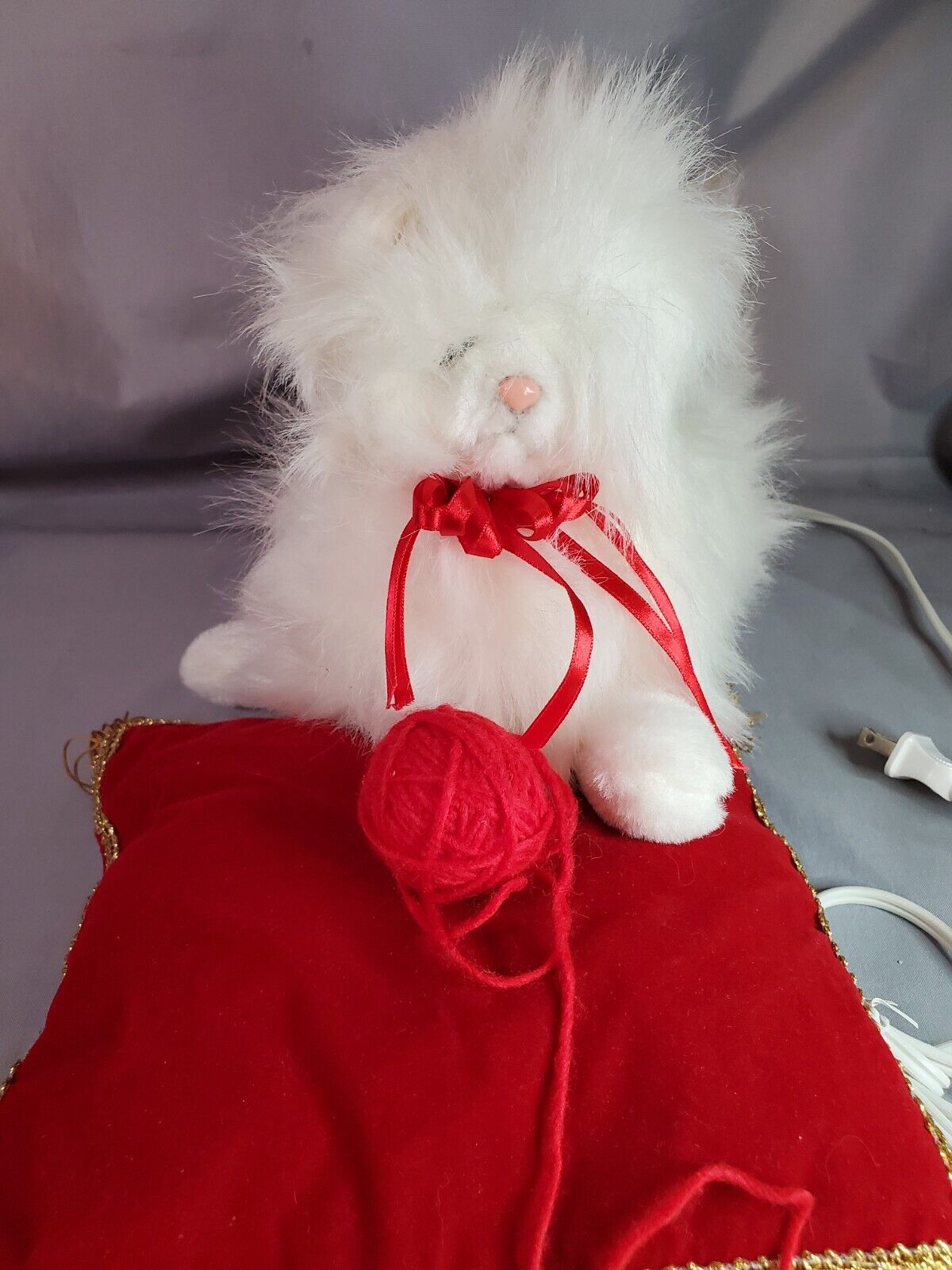  Cat Plush White Moves Purrs Electric Red Pillow Yarn Ball 1990s Santa\'s Best 