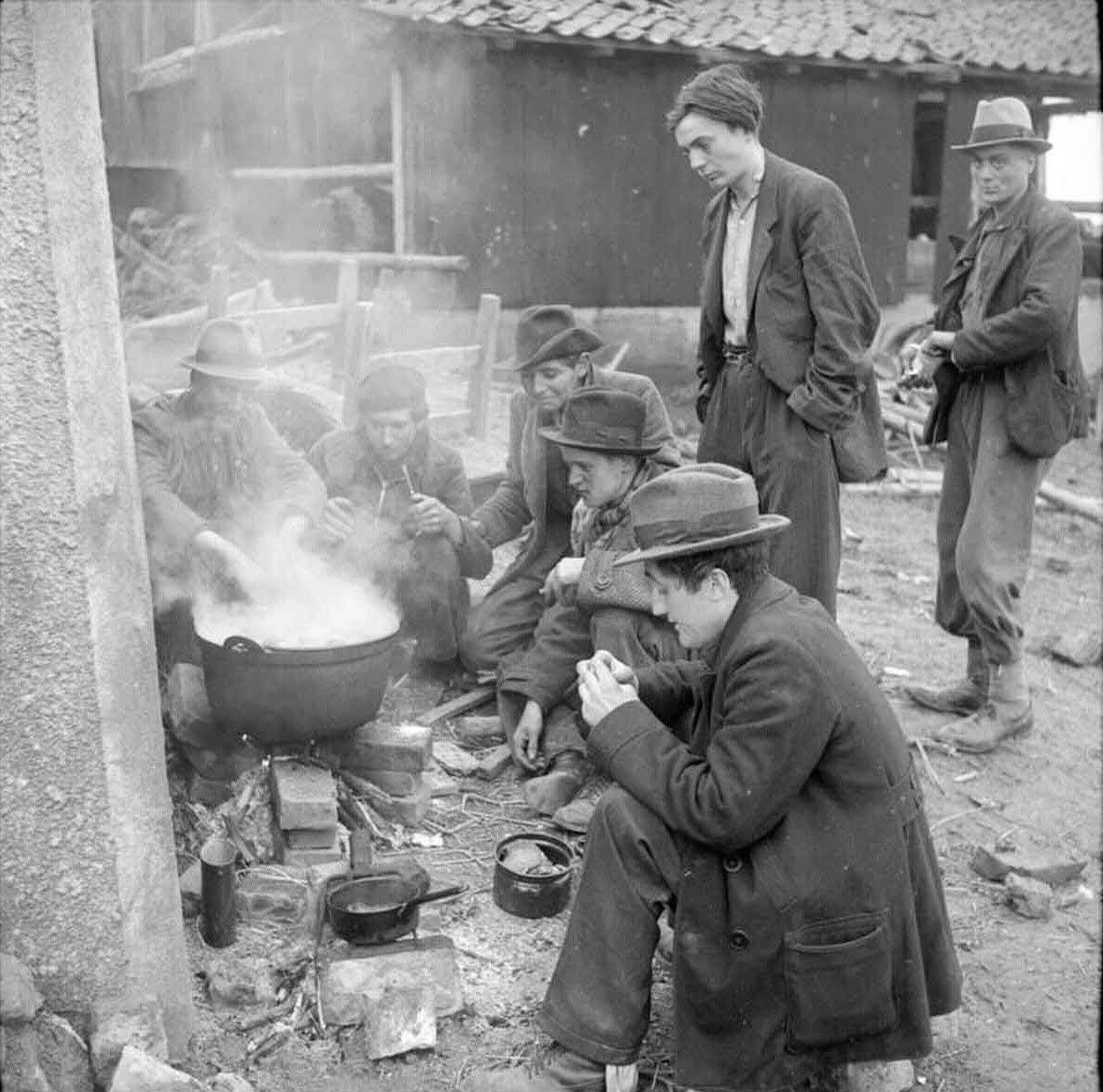 WW2  Photo WWII Homeless German Civilians March 1945  World War Two / 1581