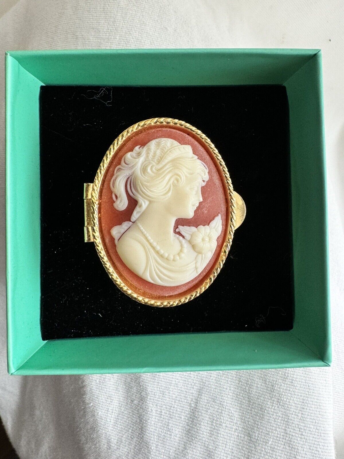 Red Cameo Style Tiny (4.5cm)- Vintage Trinket/Pill/Snuff Box Excellent Condition