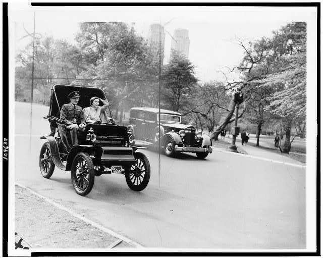 Photo:ZaSu Pitts,Ted Peiken, Columbia electric car 1904, 1944
