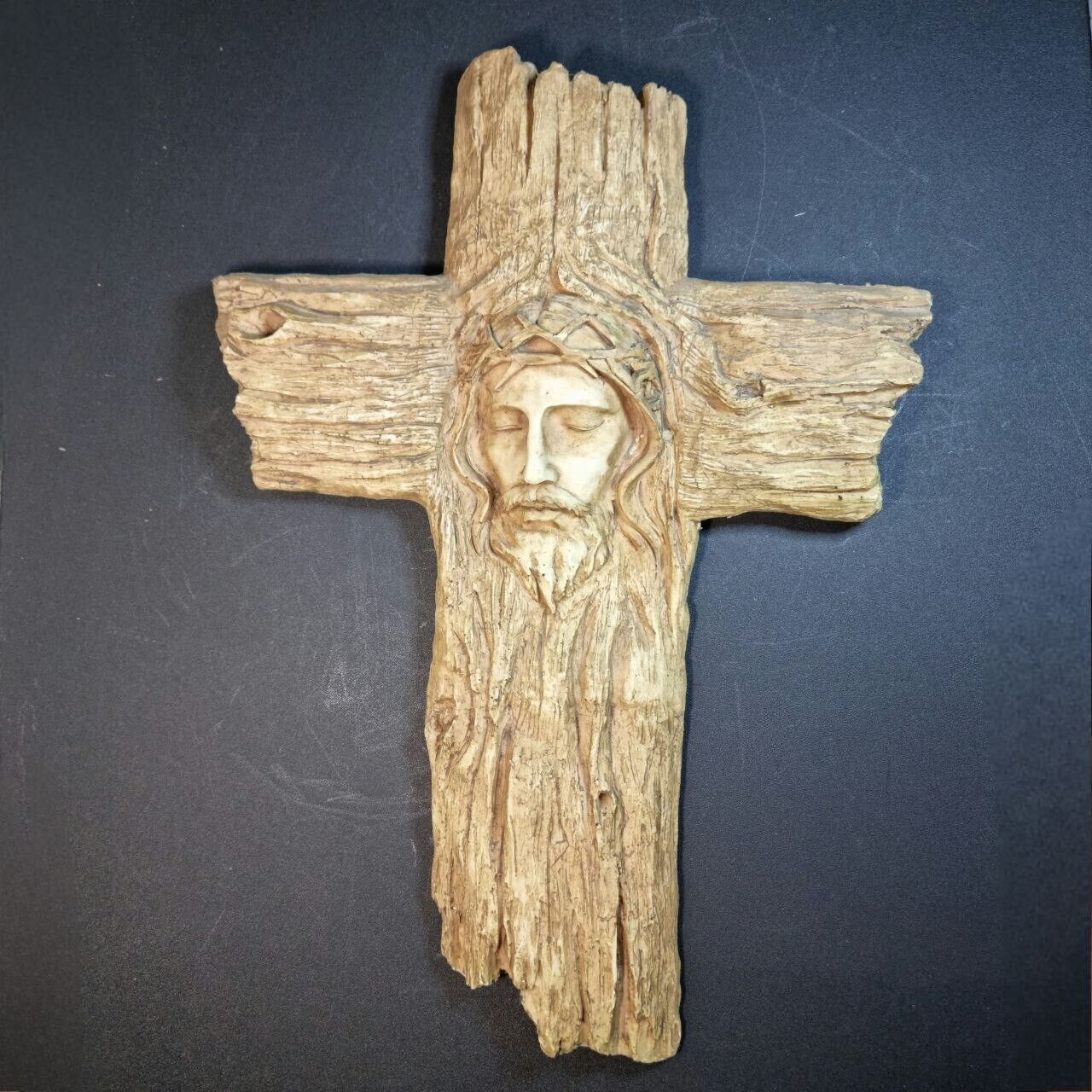 Plastic Carved Cross Bares The Image Of Jesus Christ 16\