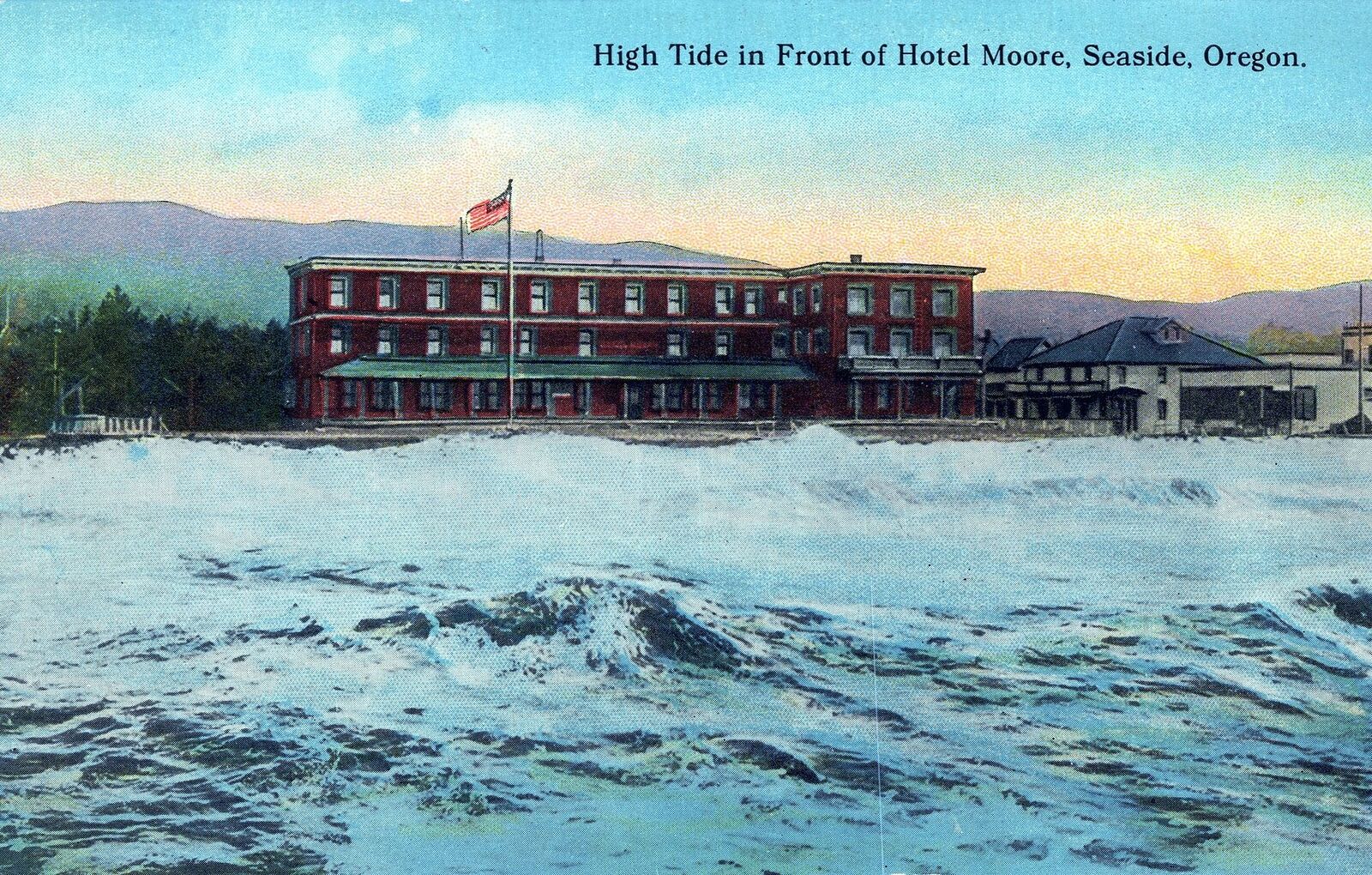 SEASIDE OR - High Tide In Front Of Hotel Moore Postcard