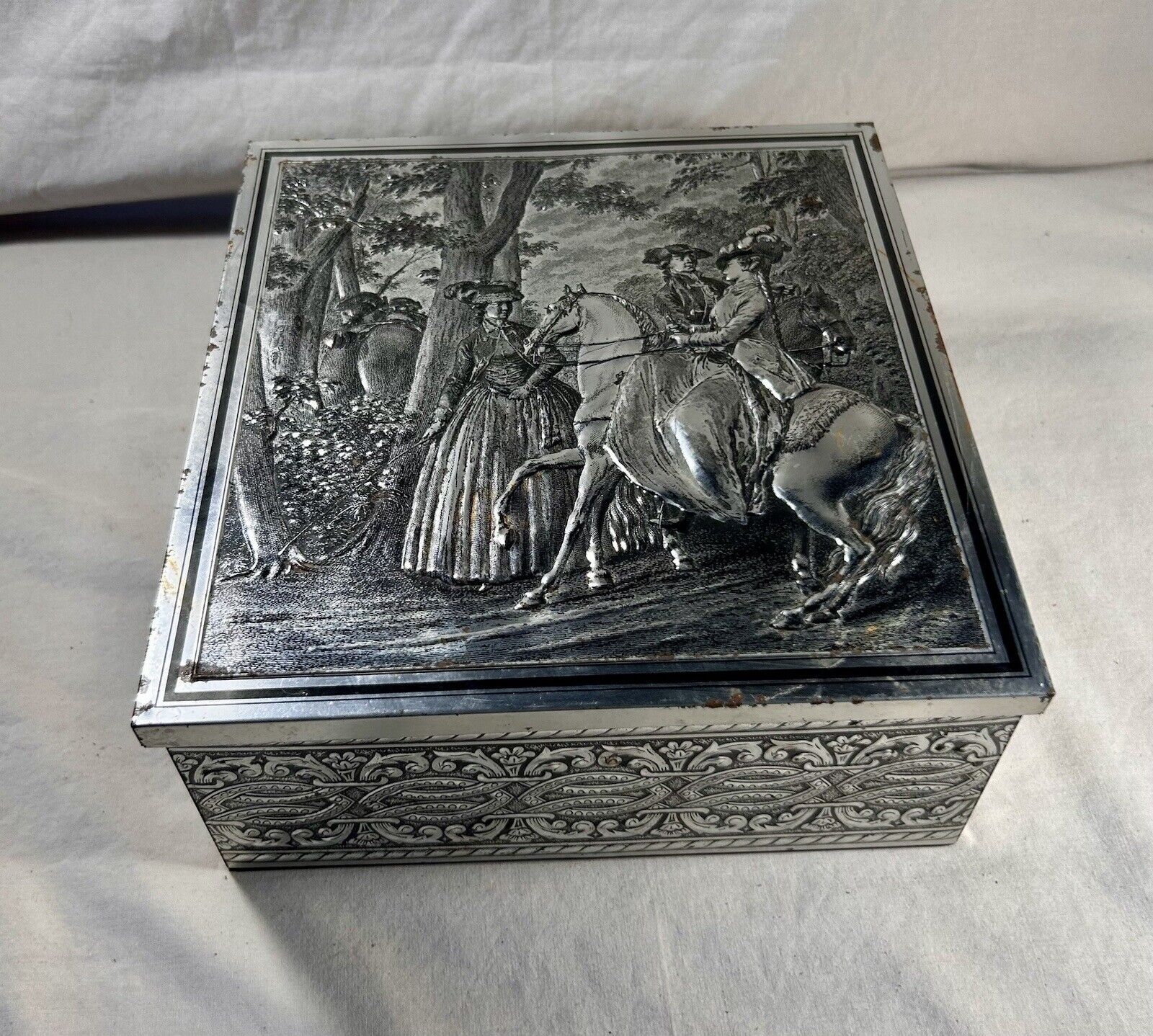 🚨Vintage Biscuit Cookie Tin Box Silver Colonial Woman Horse Riding Courting 