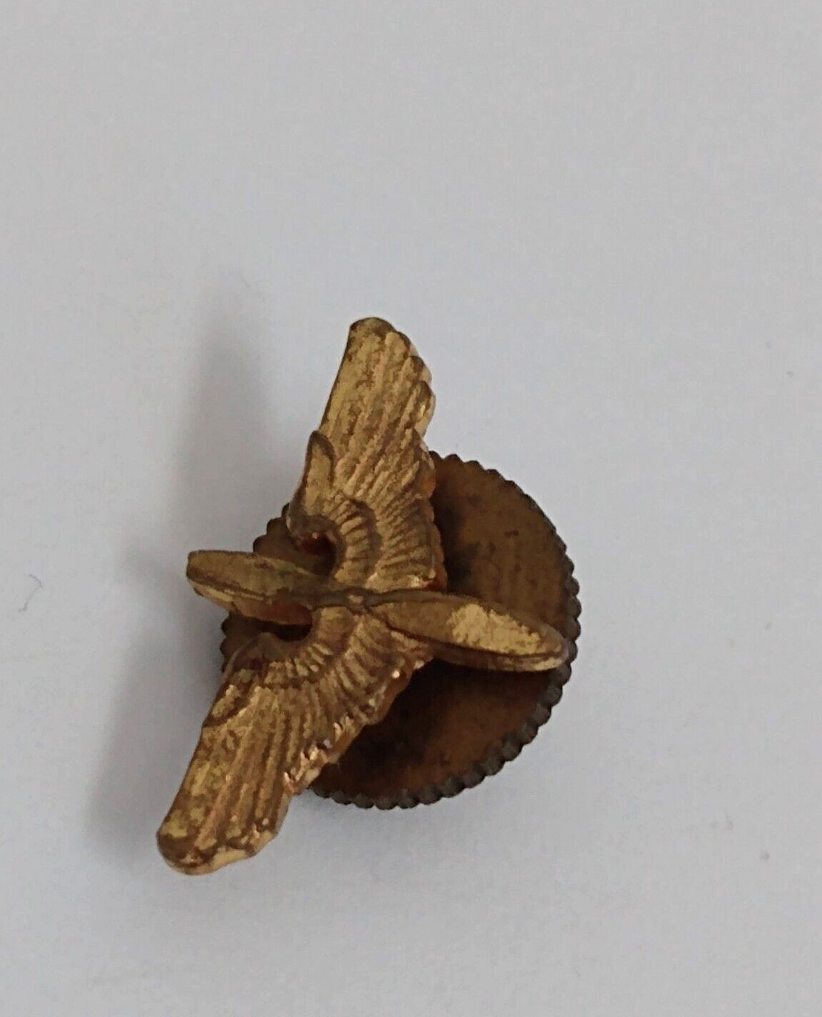 Small Unmarked Vintage Gold Tone Bird Eagle Wing Spread Lapel Pin Screwback
