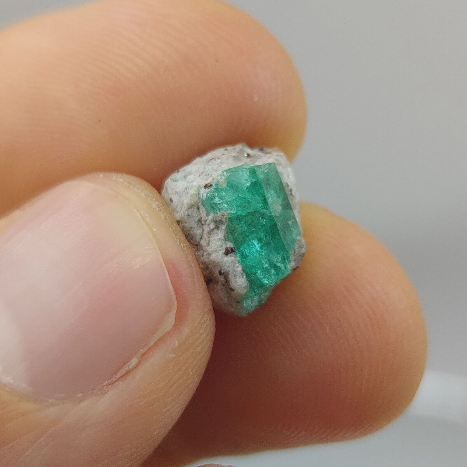 VERY CLEAR NATURAL EMERALD CRYSTAL ON MATRIX  FROM MUZO COLOMBIA 1.1 grams