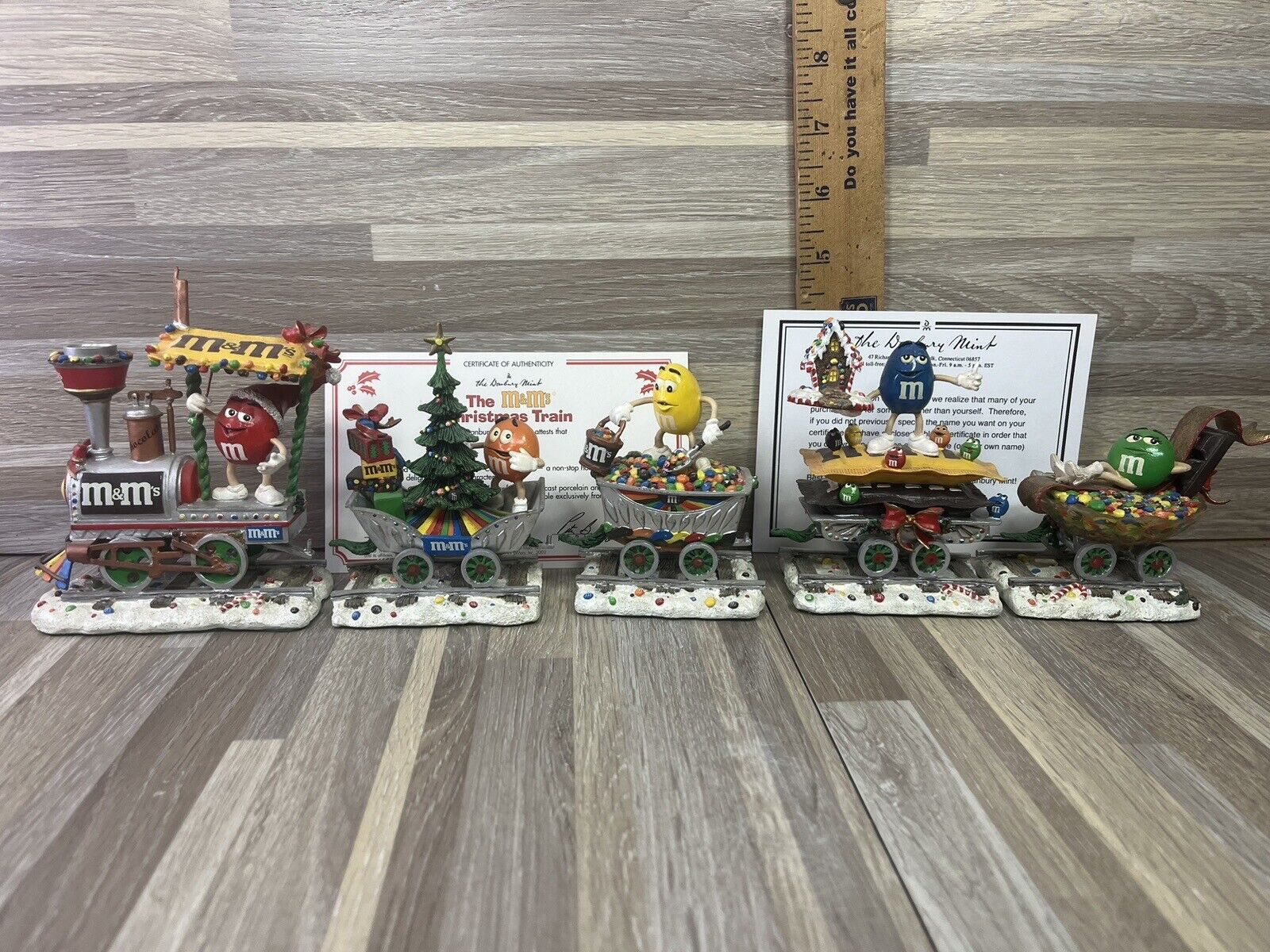 The M&M Holiday Christmas Train Lot 5 Cars By Danbury Mint  In GREAT CONDICTION