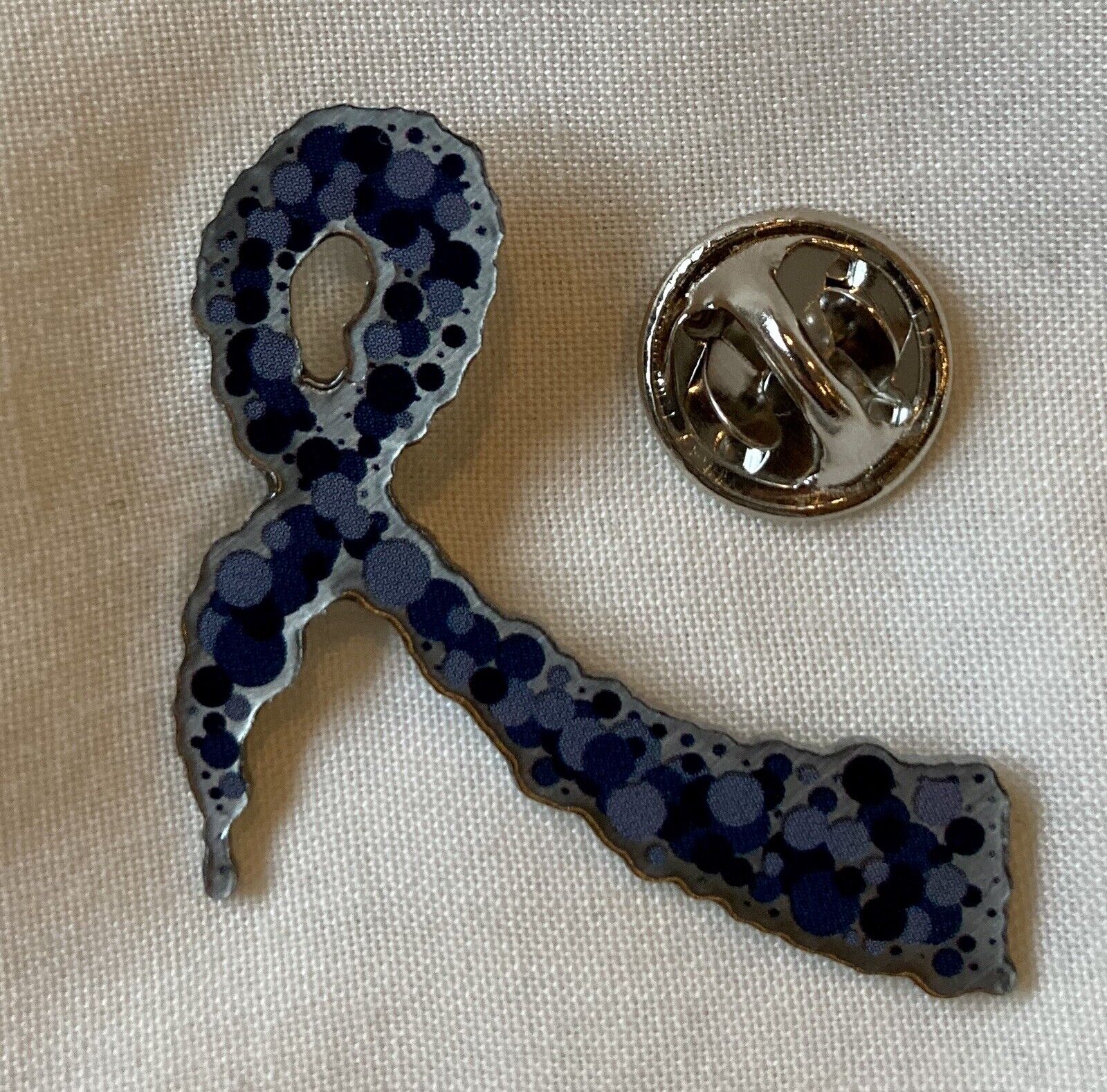 ***NEW** Huntington's Disease Awareness ribbon blue pin badge / brooch.Charity.