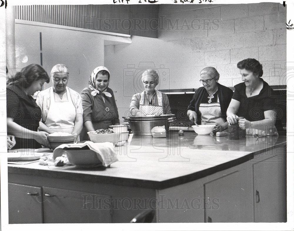 1956 Press Photo Hungarian Refugees Detroit - dfpb69297