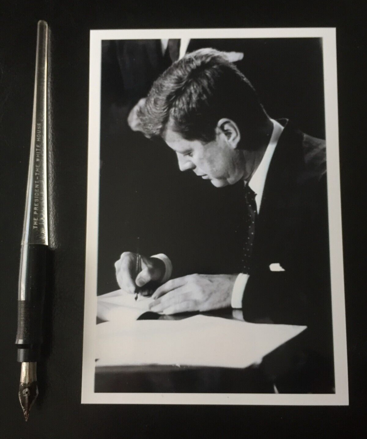 PRESIDENT JOHN F KENNEDY -RARE USED BILL SIGNING PEN w/ PHOTO- WHITE HOUSE-ISSUE