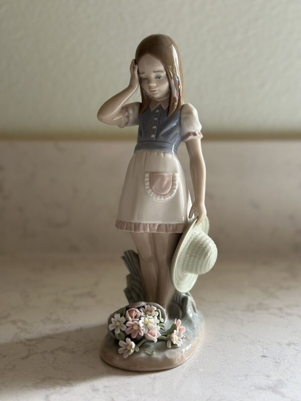 Vintage LLADRO No. 1285 ~ Dropping The Flowers ~ PORCELAIN FIGURINE Hat & Girl
