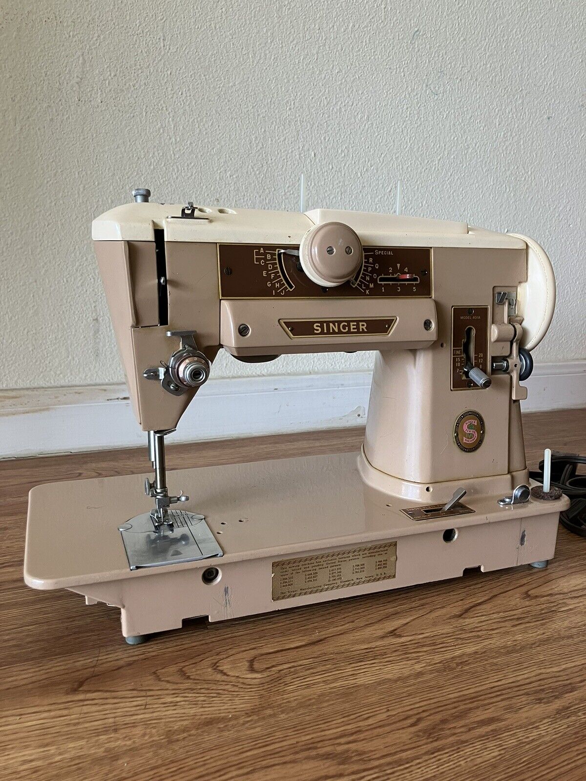 VINTAGE Singer 401A SLANT-O-MATIC Sewing Machine w/Foot Pedal Works