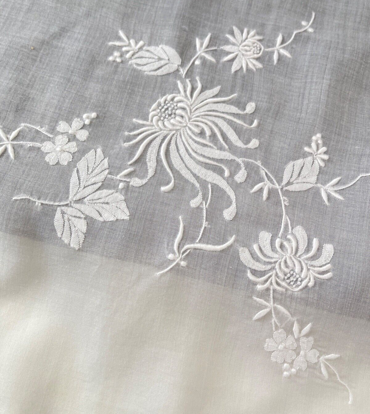 Vintage Madeira Embroidered Applique Teacloth Tablecloth - Sheer Linen  YY974