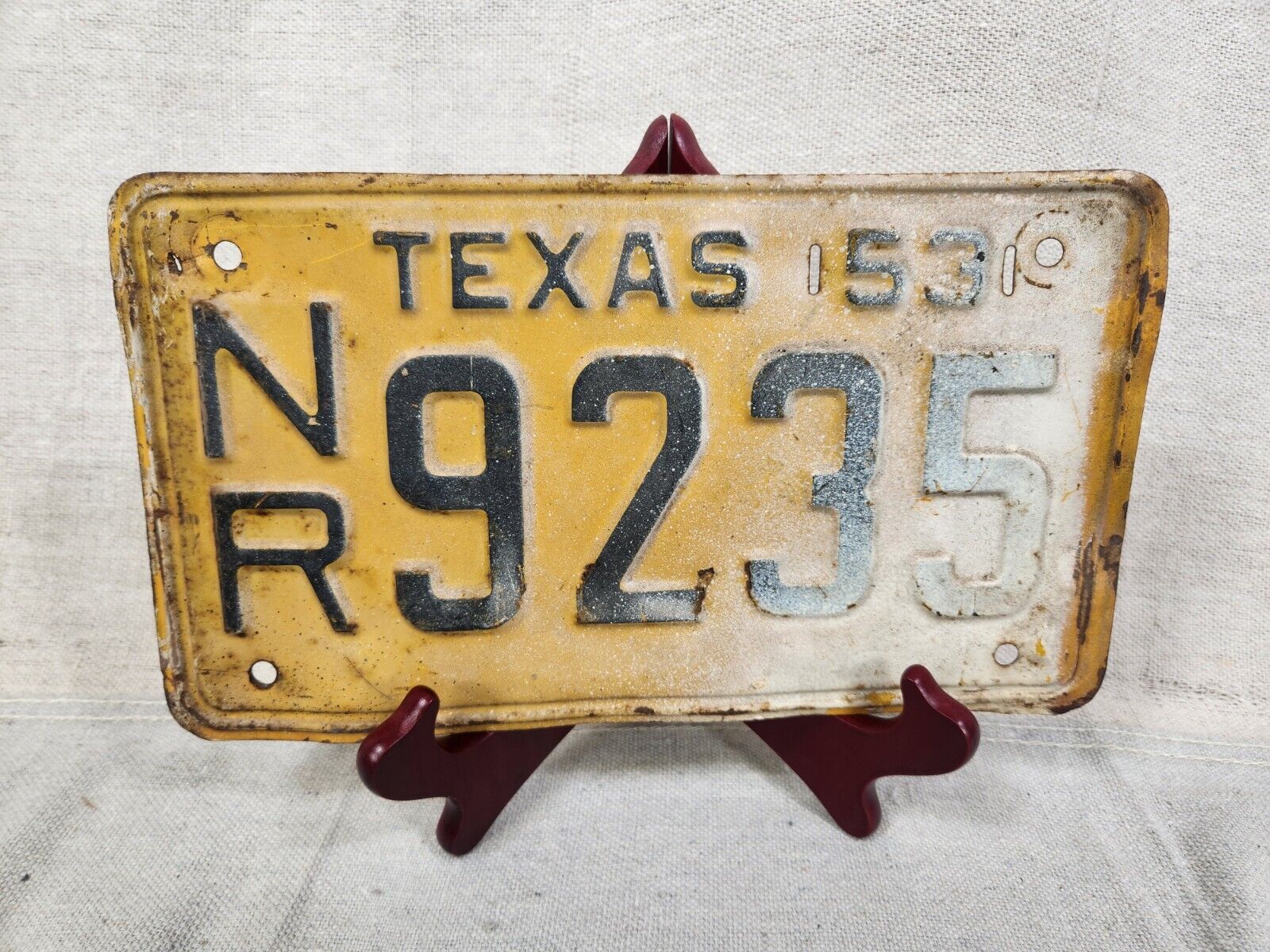 1953 TEXAS LICENSE PLATE Yellow Vintage NR 9235
