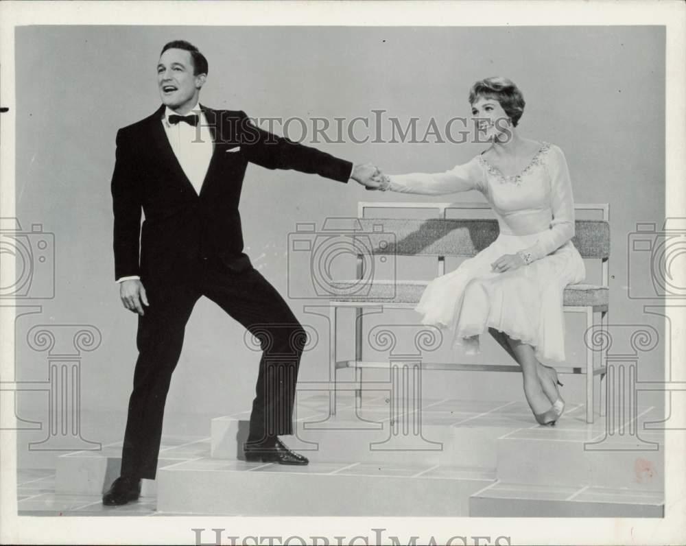 1968 Press Photo Actors Gene Kelly And Julie Andrews On Her Television Special