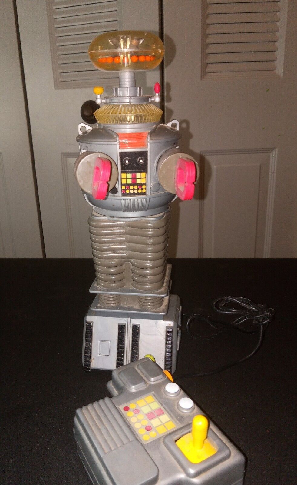 LOST IN SPACE REMOTE CONTROL ROBOT 1999 TOY ISLAND *READ*