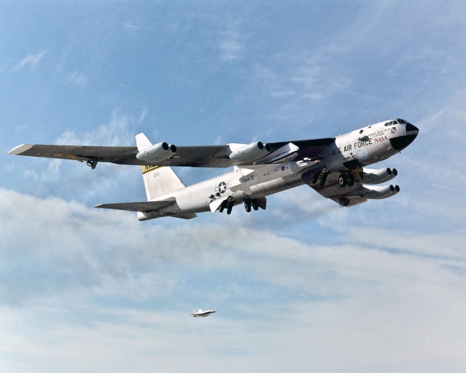 B-52B MOTHERSHIP WITH X-43A TUCKED UNDER WING - 8X10 NASA PHOTO (BB-416)
