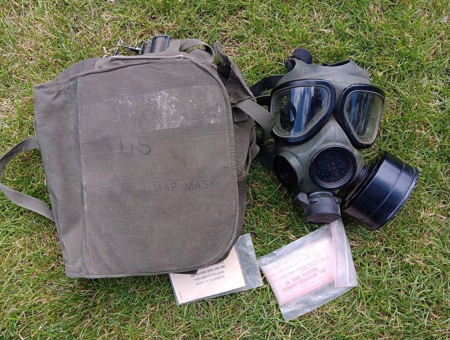  US Army Chemical Biological Field Gas Mask With Bag Sz Med