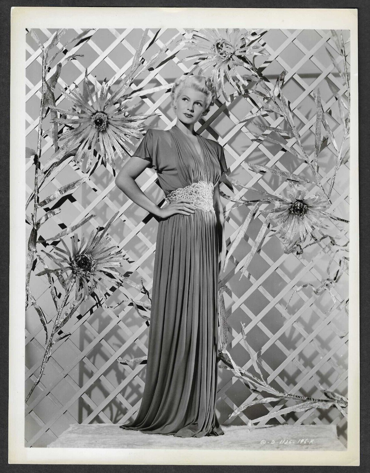 HOLLYWOOD ACTRESS RITA HAYWORTH ELEGANT DRESS 1946 ORIGINAL PHOTO