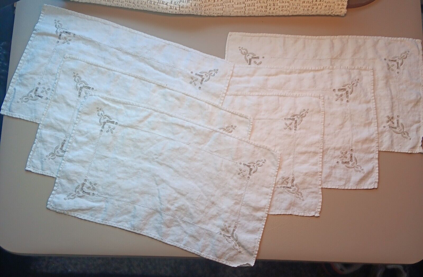 Vintage set of 6 matching linen embroidered napkins placemats doilys table scarf