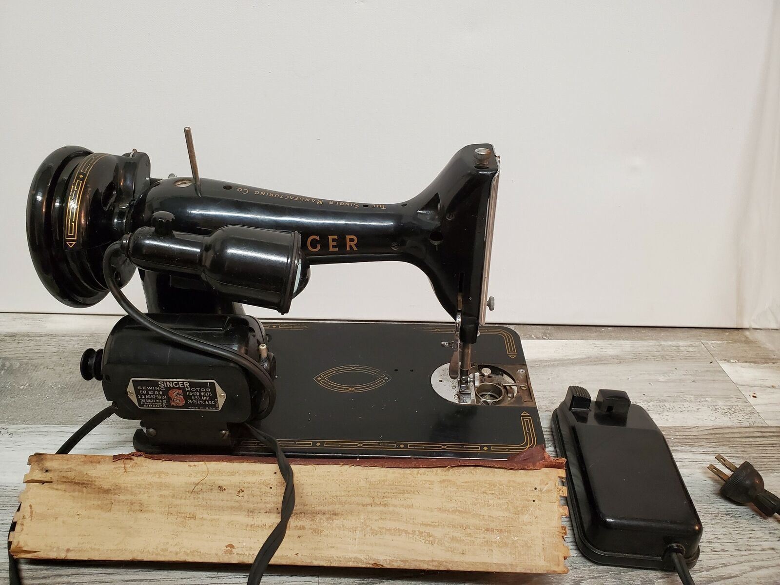 Vtg Antique 195 Singer 99- Sewing Machine motor light foot pedal cat bz 15-8