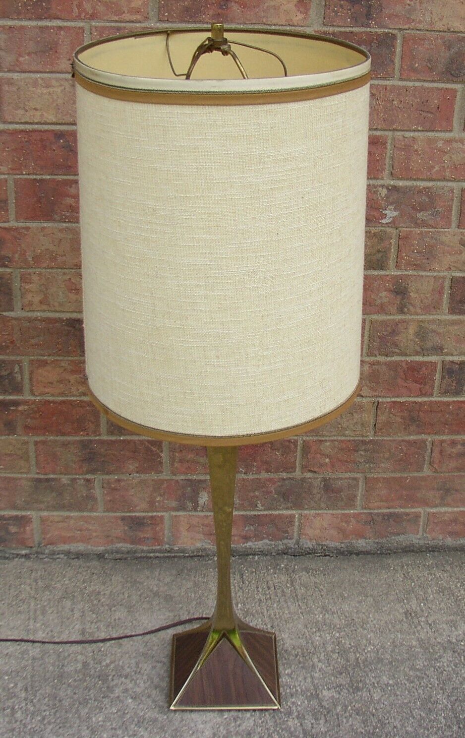 Vintage Laurel Brass & Walnut Mid Century Modern Table Lamp w/ Square Base