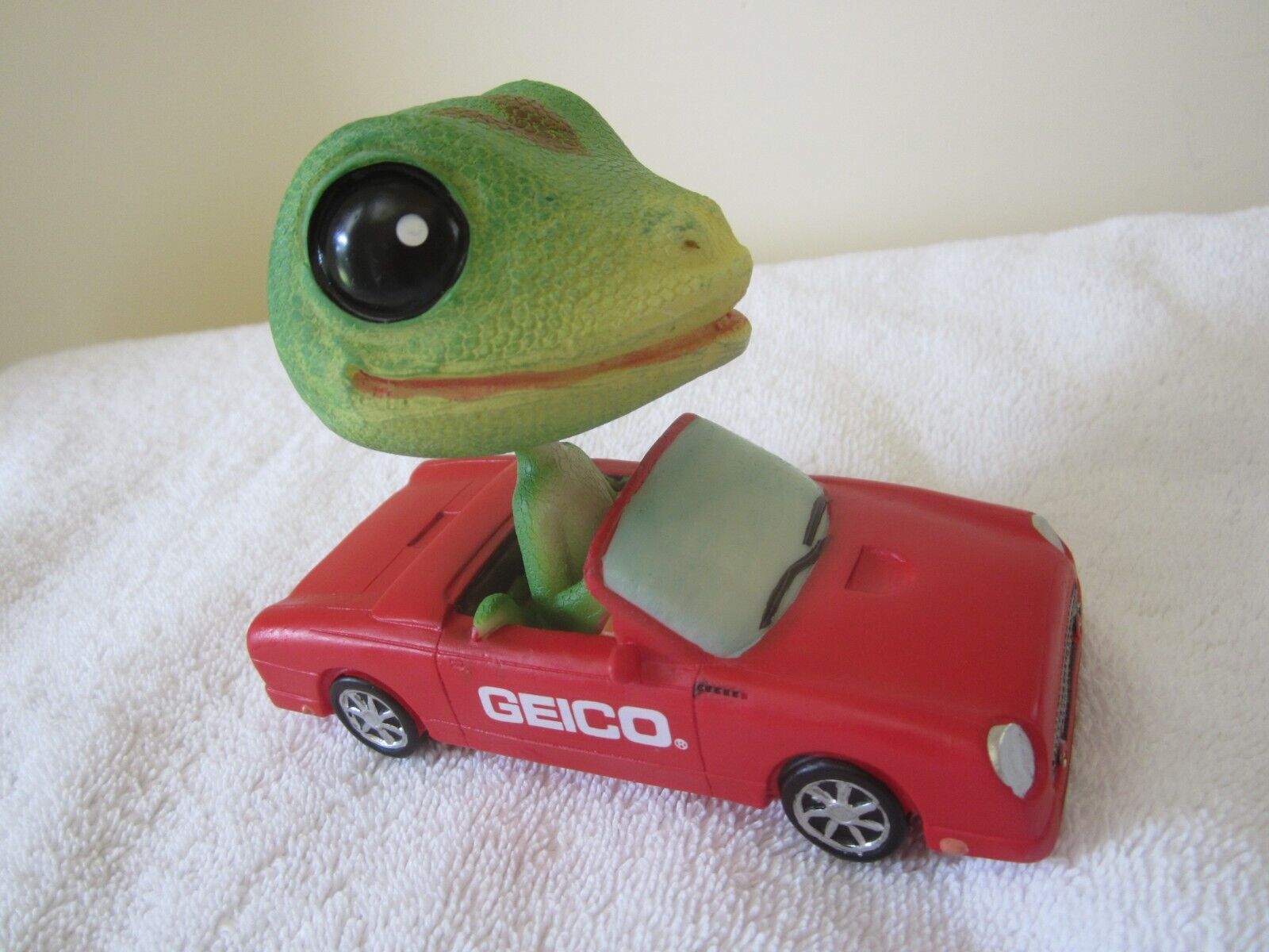 Vtg Geico Gecko Bobblehead In Red Convertible Promotion Resin Desk Paperweigt