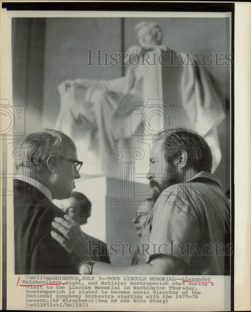 1975 Press Photo Alexander Solzhenitsyn and Matislav Rostropovich chat in D.C.