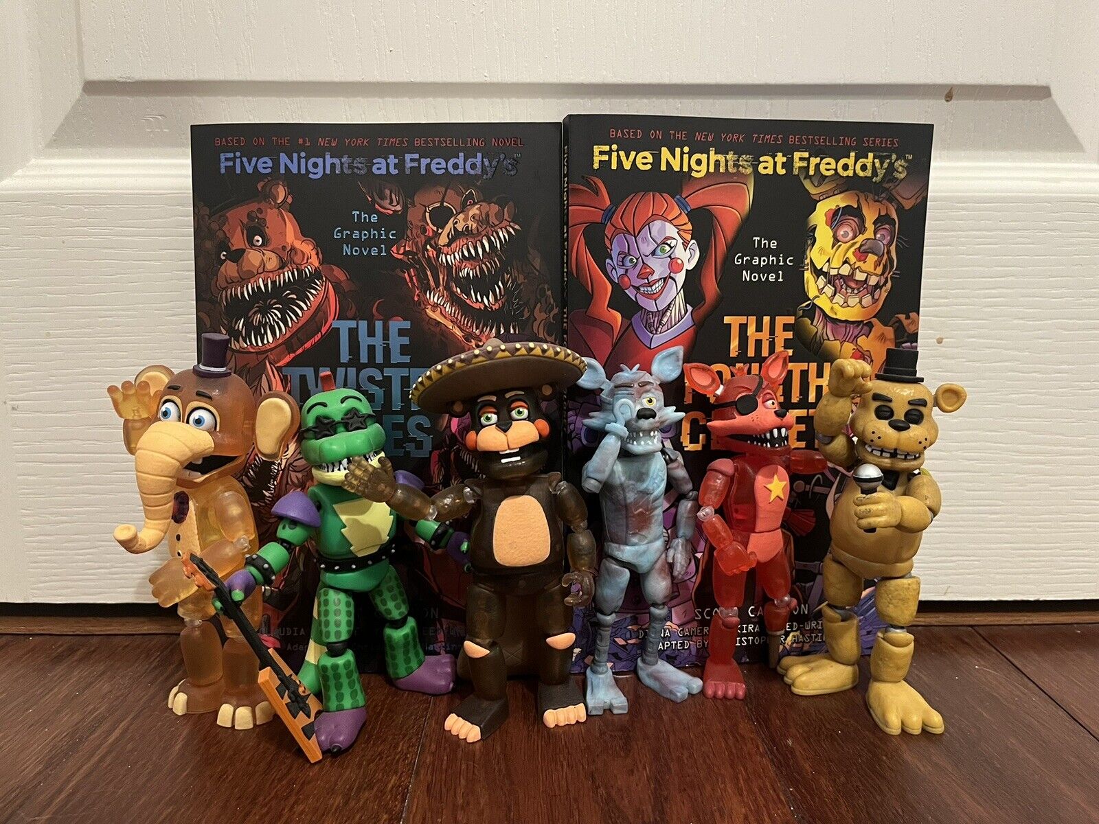 Five Nights At Freddy’s Funko FNAF Figures Graphic Novels ( Lot Of 6 + 2 Books )