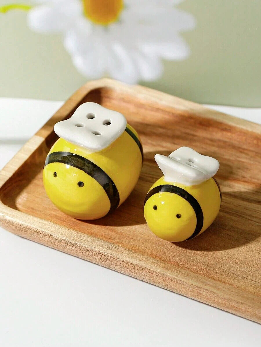 1 Set Ceramic Bee Shaped Salt & Pepper Shakers In Gift Box - Wedding Favors