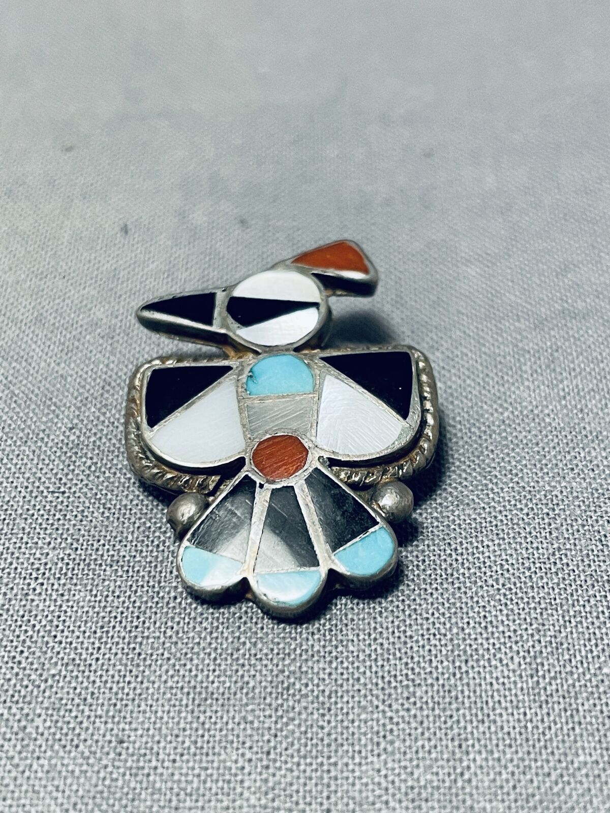 EXPRESSIVE VINTAGE ZUNI TURQUOISE STERLING SILVER THUNDERBIRD PIN