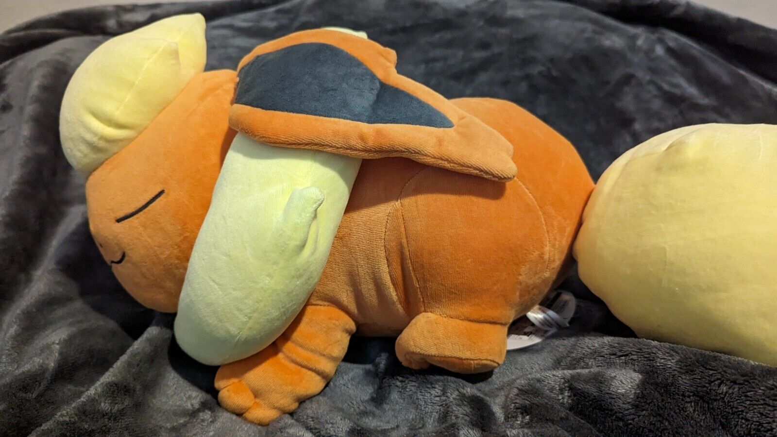 Pokemon Center Limited Flareon Suya suya Sleeping Plush Doll Stuffed toy