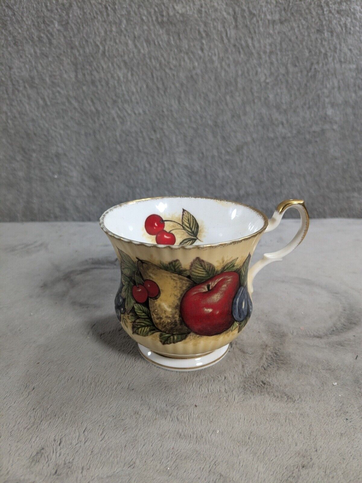 Queen's Fine Bone China Teacup Antique Fruit Series Crownford Made in England 