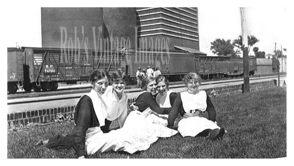 Santa Fe ATSF Railroad Fred Harvey House Girls enjoying sun Hutchinson kS