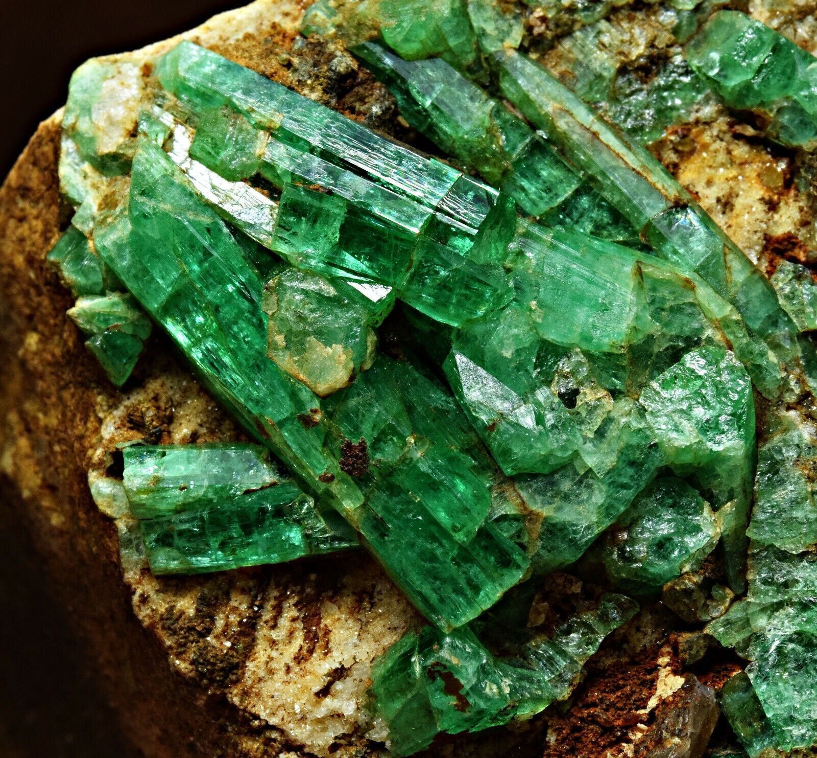 325 Gram Top Quality Green Emerald Crystals Specimen From Panjsher Afghanistan 