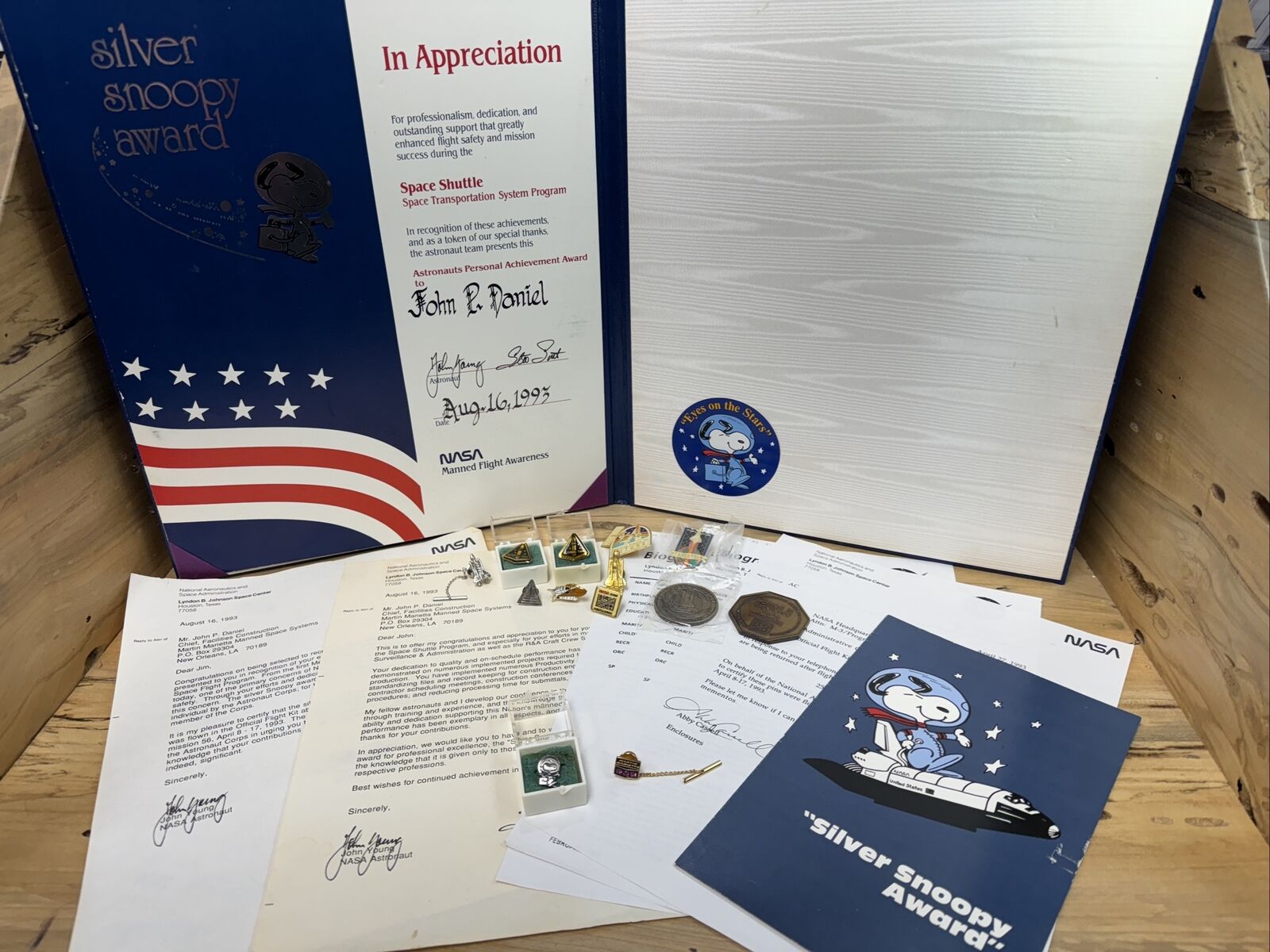 1993 NASA Discovery SILVER SNOOPY AWARD PIN W Documents 30 Year Collection