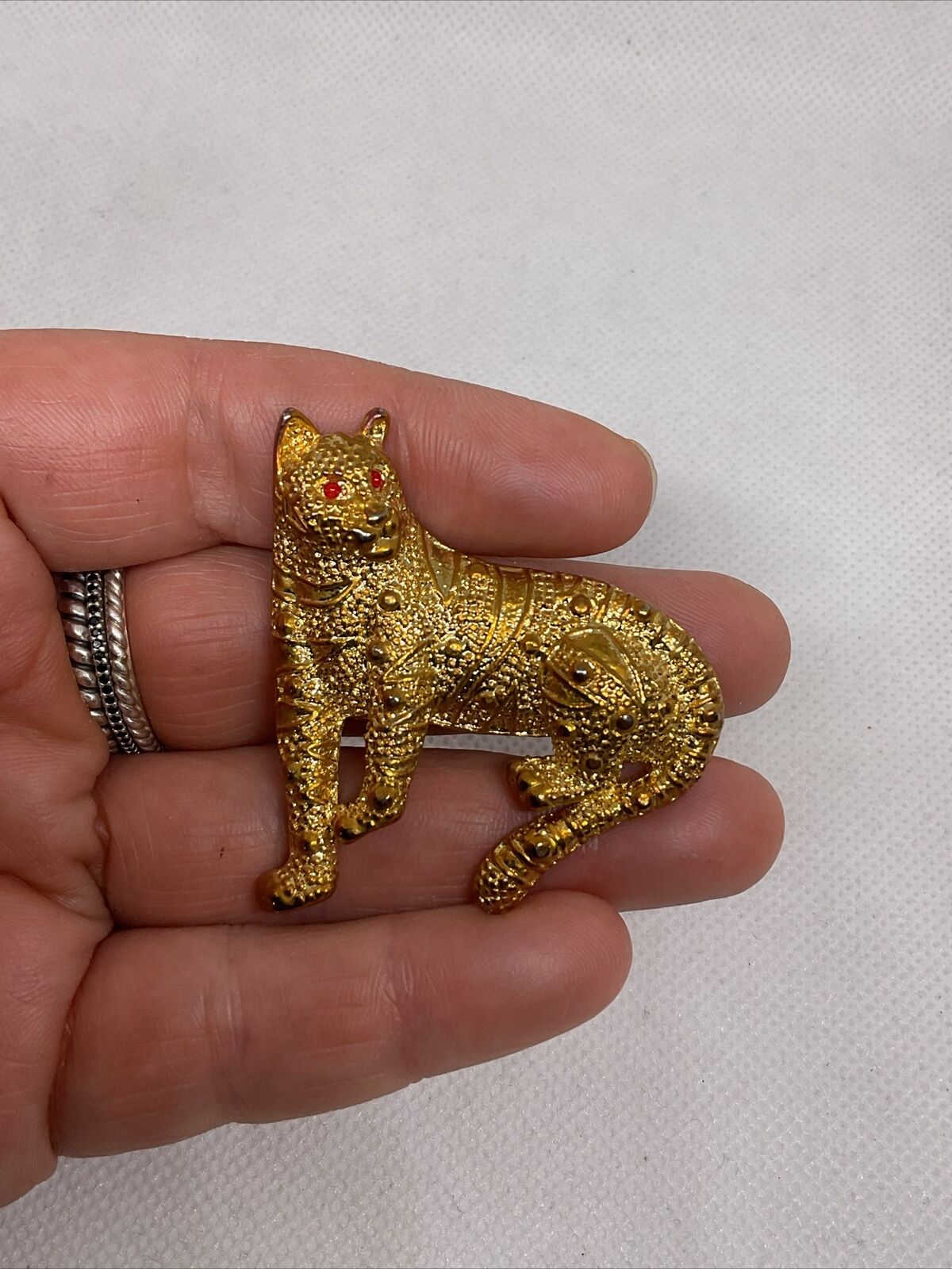 Large vintage Gold tone cat Brooch pin Red Eyes