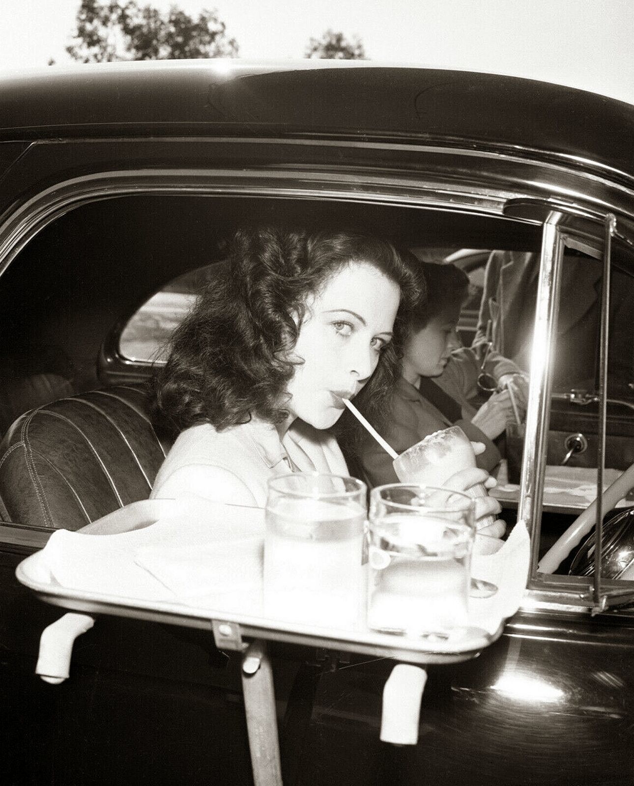 HEDY LAMARR at the Drive In Restaurant CANDID Photo (220-V )