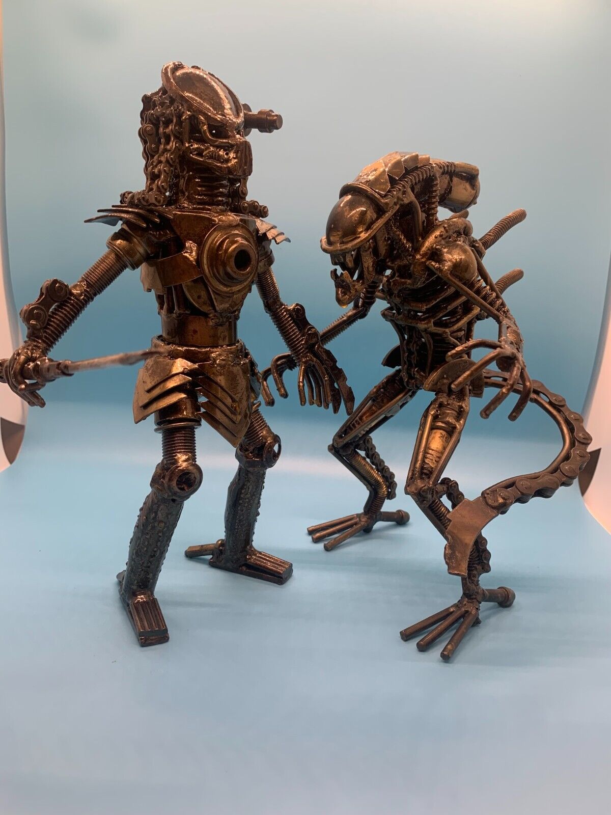 Set of 2 figures Predator vs Allien, scrap metall outo parts made. 8-10 \