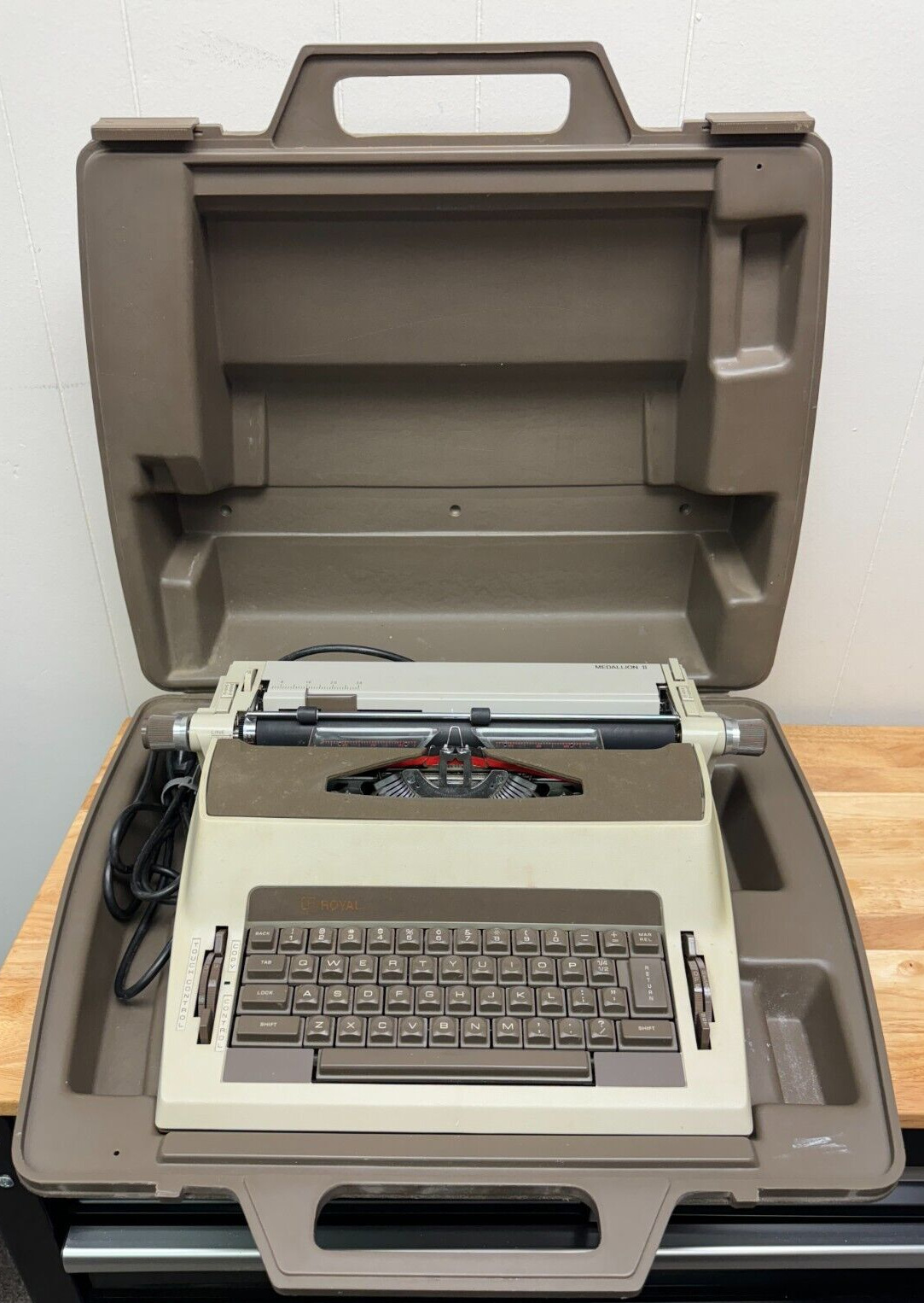 Vintage - Royal Medallion II Portable Electric Touch Control Typewriter w/ Case
