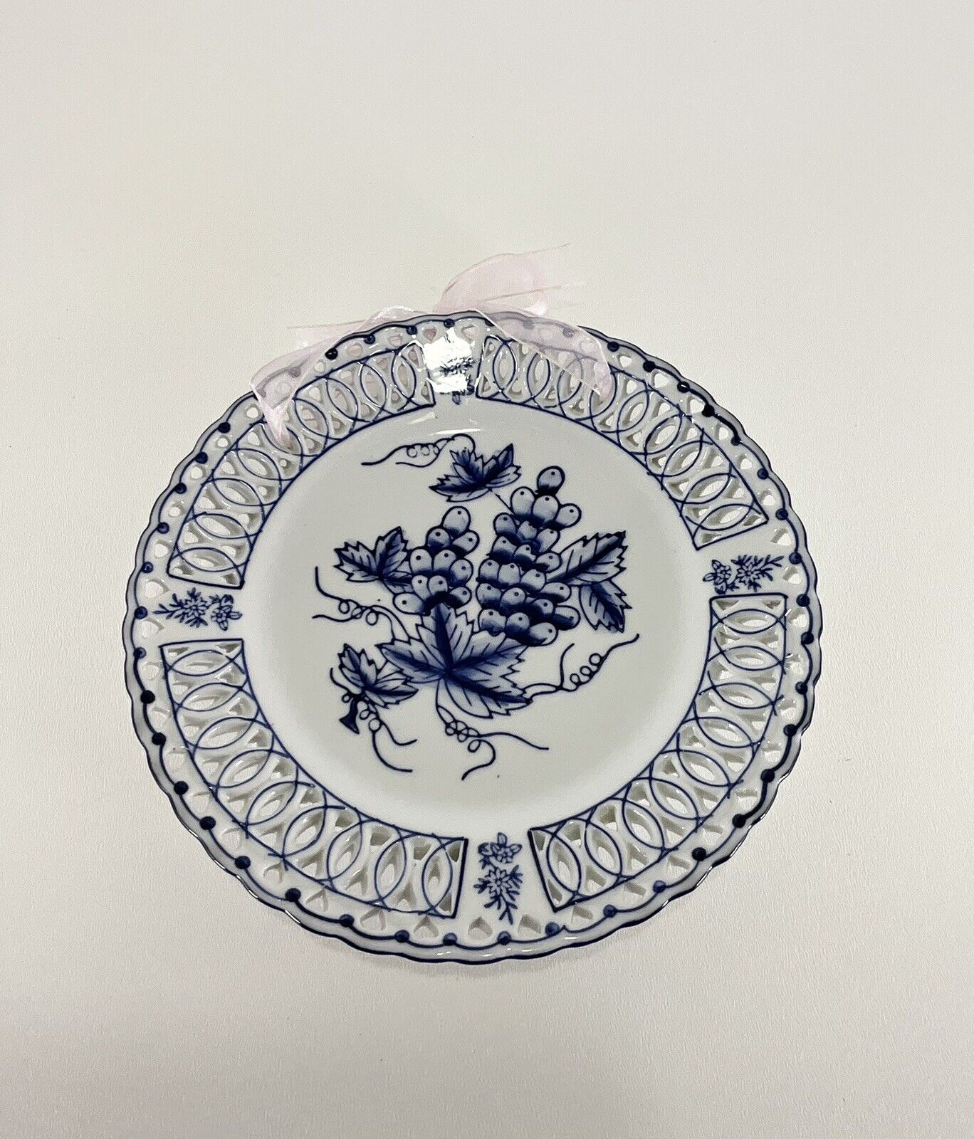 Vintage Blue And White Porcelain Reticulated Decorative Plate With Fruit &Ribbon